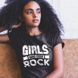 Meisjes met rots, wit op zwart t-shirt<br><div class="desc">Deze empowerment en trotse tekst zegt Girls Who Code Rock. Het is een geweldig shirt voor studenten in de vrouw die leren programmeren,  een club voor meisjes die programmeren,  een leraar of professor,  of een programmeerprofessional.</div>