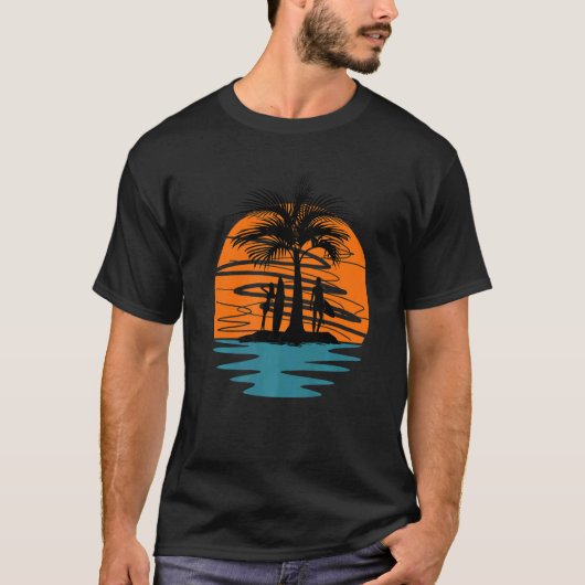 Meisjes met Surven borden op het eiland bij zonson T-shirt (Voorkant)