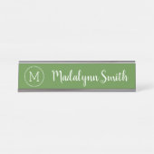 Meisjes Monogram Kelly Green en Calligrafie Naam Bureau Naambordje (Voorkant)