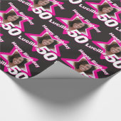 Meisjes naam 50e verjaardag foto roze zwart wrap cadeaupapier (Hoek)
