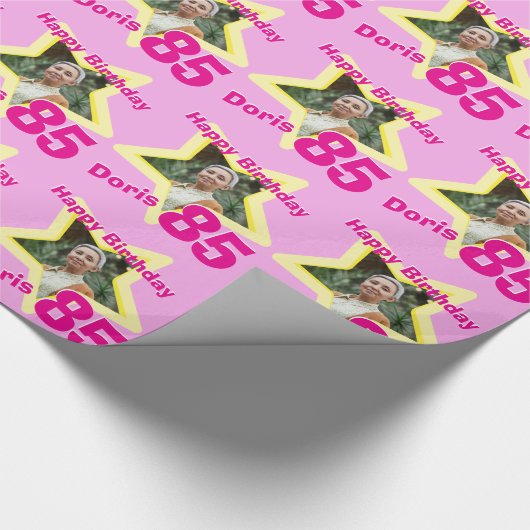 Meisjes naam 85e verjaardag foto roze gele omloop cadeaupapier (Hoek)
