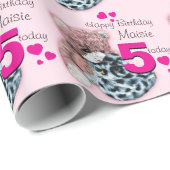 Meisjes noemen 5-jarige verjaardagsfeestgetapte om cadeaupapier (Rol Hoek)