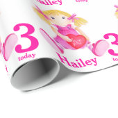 Meisjes noemen de leeftijd geschilderd op de verja cadeaupapier (Rol Hoek)