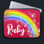 Meisjes noemen regenboog ruby rode hemel witte ste laptop sleeve<br><div class="desc">Ideaal om uw apparaat eenvoudig te beschermen en te vinden in rode en regenboogkleuren. Personaliseer je huidige naam met Ruby. Dit originele regenboog en sterren grafisch hoesje is ontworpen door Sarah Trett voor www.mylittleeden.com</div>