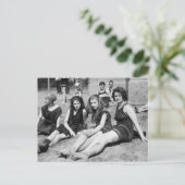 Meisjes op de strand, begin jaren 1900 briefkaart (Staand voorkant)