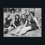 Meisjes op de strand, begin jaren 1900 briefkaart<br><div class="desc">Begin jaren 1900 foto van meisjes in  trainingspakken op het strand. Ik hou van de slappe blik van de twee in het midden. Foto genomen tussen 1909 en 1932.</div>