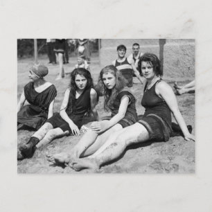 Meisjes op de strand, begin jaren 1900 briefkaart
