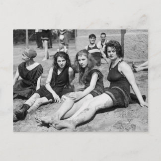 Meisjes op de strand, begin jaren 1900 briefkaart