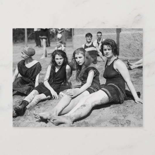 Meisjes op de strand, begin jaren 1900 briefkaart (Voorkant)