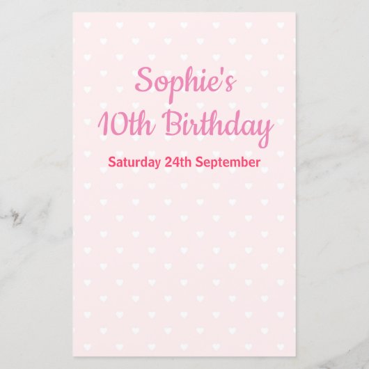 Meisjes op de verjaardag Tea Party vindt het thees (Achterkant)