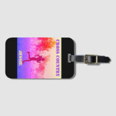 Meisjes over land met regenboog bagagelabel (Voorkant (horizontaal))