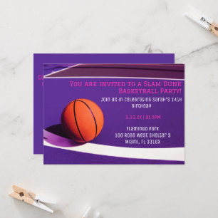 Meisjes paarse baan basketbal verjaardagsuitnodigi kaart