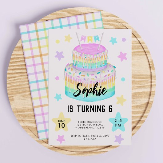 Meisjes regenboogcake 6de verjaardagsuitnodiging kaart