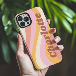 Meisjes Retro  Wave Persoonlijke naam iPhone 16 Pro Max Hoesje<br><div class="desc">Girly Retro Wave Personalized Name iPhone 16 Pro Max Phone Cases is voorzien van een retro golf in de kleuren roze, sinaasappel en wit met uw persoonlijke naam in een stijlvol, modern script met accenten. Personaliseer door de tekst in het bijgeleverde tekstvak te bewerken. Perfect voor verjaardagen, kerst, Moederdag, baby...</div>