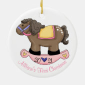 Meisjes Rocking Paard Baby's Eerste Kerstmis Keramisch Ornament (Achterkant)
