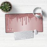 Meisjes Roos Gold Sparkle Glitter Driemonogram Bureaumat<br><div class="desc">Girly Roos Gold Sparkle Glitter Drips Monogram Muismat Desk Mat met onze trendy faux glitter druppels in blush pink/roos gold. Neem contact met ons op via cedarandstring@gmail.com als u hulp nodig hebt bij het ontwerp of de bijbehorende producten.</div>