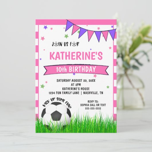Meisjes Roze Voetbal Verjaardagsfeestje Uitnodigin Kaart (Staand voorkant)