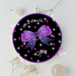 Meisjes Schattige Bow Merry Christmas aangepaste n Ronde Sticker<br><div class="desc">Meisjes Schattige Bow Merry Christmas aangepaste naam Classic Round Sticker. Personaliseer het met je namen erop.</div>