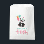 Meisjes Schattige Oerwoud Panda Beer Kids Verjaard Bedankzakje<br><div class="desc">Deze schattige en leuke kinderverjaardagsfeesttas heeft een feestpanda-beer, met een feestballon en roze, oranje en blauwgroen petten. De tas biedt gebieden voor u om de naam en leeftijd van uw meisje toe te voegen in een minimalistisch en modern script. Perfect voor elke verjaardagsliefhebber, geweldig voor een 5e verjaardag, maar volledig...</div>