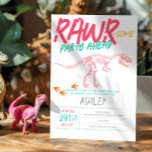 Meisjes Schattige Roze Dinosaurus Graaf Fossil Kid Kaart<br><div class="desc">Dit schattige en eigentijdse meisjesinvitatieontwerp voor de 6e verjaardag is voorzien van een prehistorisch t-Rex-dinosaurusskelet, met een roze patroontje op de rug met Jurassic-planten, dinosaurusfossielen en andere archeologische illustraties. De uitnodiging kan worden gepersonaliseerd met de naam van uw kind en andere gegevens die nodig zijn voor uw feest, en kan...</div>