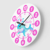 Meisjes schattige walvis die een roze witte klok r (Hoek)