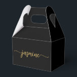 Meisjes Simple Black Gold Monogram Name Script Bedankdoosjes<br><div class="desc">Eenvoudig Schone Minimalistische Meisjes Zwart en Goud Monogram Naam Handtekening Manuscript Aangepaste Aangepaste Veerbox. Dit ontwerp met uw voornaam in een handgeschreven stijl, swash tail font signature typografie (of calligrafie) in goud op zwarte achtergrond. Deze stijlvolle, vrouwelijke cadeaudozen zijn geweldig voor het uitdelen, cadeautjes, gastcadeautjes en cadeaus tijdens een aanstaande...</div>