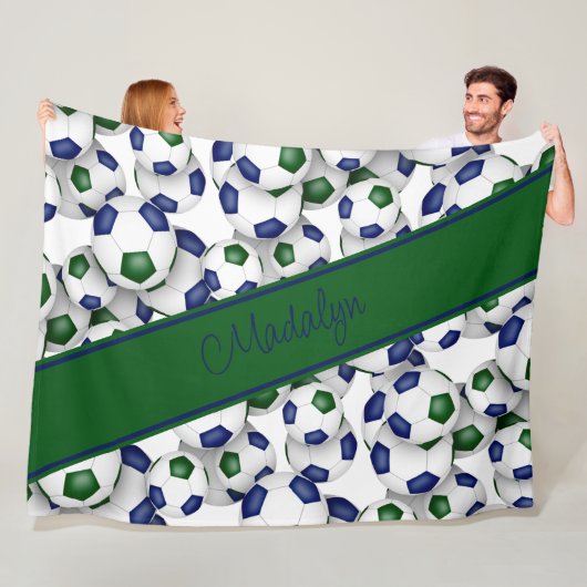 Meisjes sporten blauw groen voetballen patroon fleece deken (In situ)