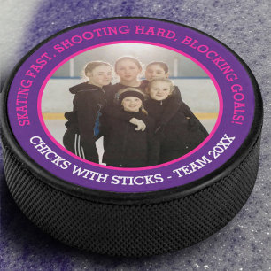 Meisjes team foto en slogan paarse roze hockey puck