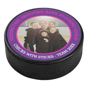 Meisjes team foto en slogan paarse roze hockey puck
