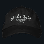 Meisjes Trip Moderne Script Typografie gepersonali Geborduurde Pet<br><div class="desc">Girls Trip Modern Script Typography Gepersonaliseerde aangepaste geborduurde honkbal Pet is voorzien van de eenvoudige moderne geborduurde tekst "Girls Trip" met uw persoonlijke locatie en datum of jaar. Perfect voor je volgende reis. Creëer door Evco Studio www.zazzle.com/store/evcostudio</div>