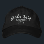 Meisjes Trip Moderne Script Typografie gepersonali Geborduurde Pet<br><div class="desc">Girls Trip Modern Script Typography Gepersonaliseerde aangepaste geborduurde honkbal Pet is voorzien van de eenvoudige moderne geborduurde tekst "Girls Trip" met uw persoonlijke locatie en datum of jaar. Perfect voor je volgende reis. Creëer door Evco Studio www.zazzle.com/store/evcostudio</div>