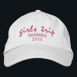Meisjes Trip Moderne Script Typografie gepersonali Geborduurde Pet<br><div class="desc">Girls Trip Modern Script Typography Gepersonaliseerde aangepaste geborduurde honkbal Pet is voorzien van de eenvoudige moderne geborduurde tekst "Girls Trip" met uw persoonlijke locatie en datum of jaar. Perfect voor je volgende reis. Creëer door Evco Studio www.zazzle.com/store/evcostudio</div>