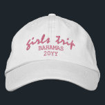 Meisjes Trip Moderne Script Typografie gepersonali Geborduurde Pet<br><div class="desc">Girls Trip Modern Script Typography Gepersonaliseerde aangepaste geborduurde honkbal Pet is voorzien van de eenvoudige moderne geborduurde tekst "Girls Trip" met uw persoonlijke locatie en datum of jaar. Perfect voor je volgende reis. Creëer door Evco Studio www.zazzle.com/store/evcostudio</div>