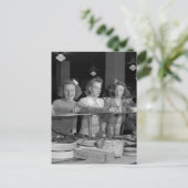 Meisjes van de middelbare school, jaren 1940 briefkaart (Staand voorkant)