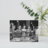 Meisjes van de middelbare school, jaren 1940 briefkaart (Staand voorkant)