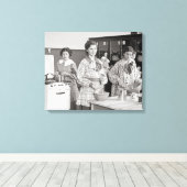 Meisjes van de middelbare school koken, 1935 canvas afdruk (Insitu (Houten vloer))