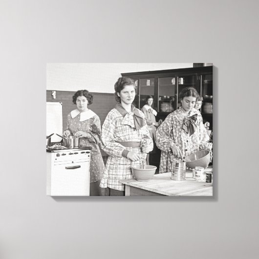 Meisjes van de middelbare school koken, 1935 canvas afdruk (Voorkant)