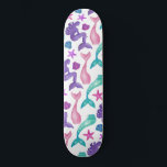 Meisjes Waterverf Mermaids Tales Seashells Patroon Persoonlijk Skateboard<br><div class="desc">Dit meisjespatroon en artsy is perfect voor het vermaide liefhebbende meisje. Het bevat handbeschilderde blauwgroen groene, violette paarse, wazige roze en roze waterverf mermaids, zeemeermin en een verscheidenheid aan seizoenshells bovenop een eenvoudige witte achtergrond. Het is , leuk, leuk en speels. Stijlvol met dit handbeschilderde patroon van de kunstenaar van...</div>