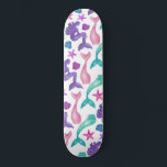 Meisjes Waterverf Mermaids Tales Seashells Patroon Persoonlijk Skateboard<br><div class="desc">Dit meisjespatroon en artsy is perfect voor het vermaide liefhebbende meisje. Het bevat handbeschilderde blauwgroen groene, violette paarse, wazige roze en roze waterverf mermaids, zeemeermin en een verscheidenheid aan seizoenshells bovenop een eenvoudige witte achtergrond. Het is , leuk, leuk en speels. Stijlvol met dit handbeschilderde patroon van de kunstenaar van...</div>