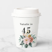 Meisjes waterverf met een grillige, bewerkbare lee papieren bekers (Achterkant)