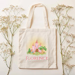 Meisjes Whimsical Pink Princess Castle Kinder Tote Bag<br><div class="desc">Deze leuke en grillige meisjes canvas tas beschikt over een roze betoverd kasteel,  met een prins en prinses,  en ruimte om een naam toe te voegen in elegante typografie. Het perfecte meisjesachtige magische ontwerp voor elke kind- of fantasyliefhebbende volwassene!</div>