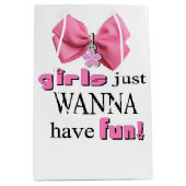 Meisjes willen gewoon plezier hebben. medium cadeauzakje (Voorkant)