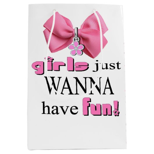 Meisjes willen gewoon plezier hebben. medium cadeauzakje (Voorkant)