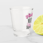 Meisjes willen gewoon plezier hebben. shot glas (Links)