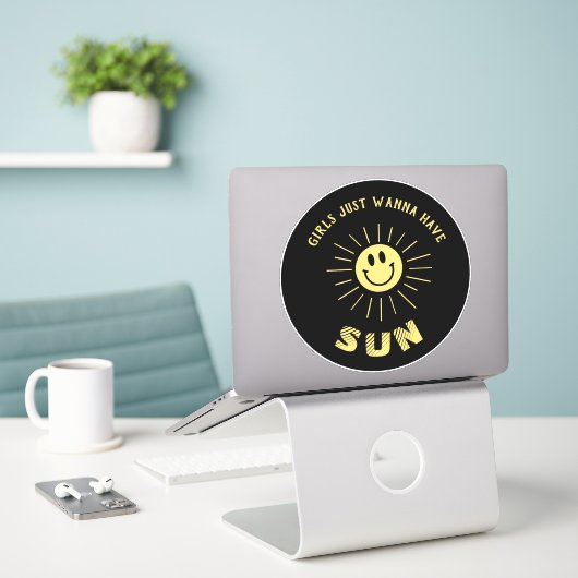 Meisjes willen gewoon Sun 🌞 hebben Sticker (Laptop op bureau)