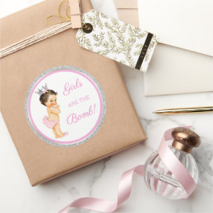 Meisjes zijn de bom! Badcadeau enz. Roze Zilver Ronde Sticker