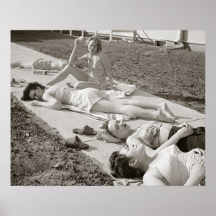 Meisjes zonnebaden, 1943. Oude foto Poster