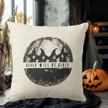 "Meisjes zullen meisjes zijn | Schattigee Hallowee Kussen<br><div class="desc">Betover uw interieur met dit "Girls Will Be Girls" heksenwerpen kussen met heksenthema! Met een schattig ontwerp van vier heksen en het krachtige "Girls Will Be Girls"-citaat, voegt dit kussen een grillige en magische toets toe aan elke kamer. Perfect voor Halloween of als een jaarrond accent, dit gezellige kussen is...</div>