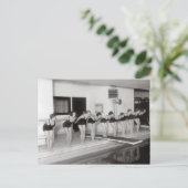 Meisjes Zwem Team, 1930 Briefkaart (Staand voorkant)