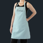 Meisjesachtig bleek aqua blauwe aangepaste script  schort<br><div class="desc">Persoonlijke bleek aqua blauwe moderne script naam tekst monogram effen effen kleur meisjesachtig stijlvol elegant chic bleek aqua blauw en witte tekst keuken Schort. Aanpassen,  personaliseren met naam,  citaat,  frase of tekst. Geweldig voor koks,  chefs,  pottenbakken,  keramiek,  handwerk,  werk,  keuken,  bakken,  bbq,  grill,  enz</div>